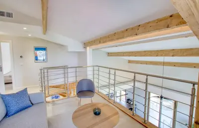 Coin salon dans l'établissement Duplex Vieil Antibes 3 chambres Parking avec vue mer Wifi - LIMESTAY