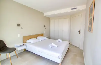 Un ou plusieurs lits dans un hébergement de l'établissement Duplex Vieil Antibes 3 chambres Parking avec vue mer Wifi - LIMESTAY