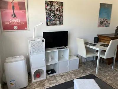 Télévision ou salle de divertissement dans l'établissement Studio