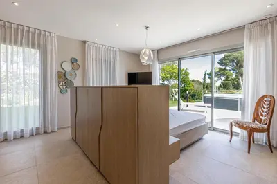 Télévision ou salle de divertissement dans l'établissement Luxueuse Villa Charleston - Vue mer, Sauna Hammam