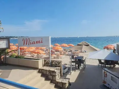 Vue générale sur la mer ou vue sur la mer prise depuis l'appartement