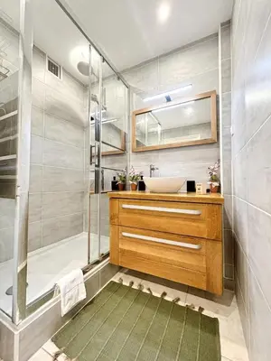 Salle de bains dans l'établissement Le Diego Suarez, 5 Pers, Climatisation, Parking, 100m des plages