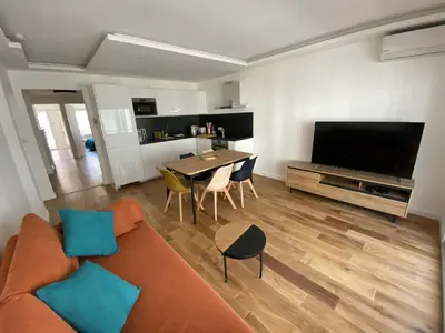 Télévision ou salle de divertissement dans l'établissement Renovated 4 room Apartment-Parking next door and Beach at 700m