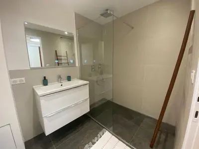 Salle de bains dans l'établissement Renovated 4 room Apartment-Parking next door and Beach at 700m