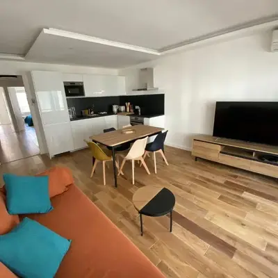Renovated 4 room Apartment-Parking next door and Beach at 700m