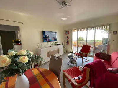 Télévision ou salle de divertissement dans l'établissement Appartement charmant à Villeneuve-Loubet 55 m² avec vue mer