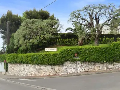 Jardin de l'établissement Appartement charmant à Villeneuve-Loubet 55 m² avec vue mer