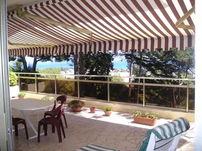 Balcon ou terrasse dans l'établissement Appartement charmant à Villeneuve-Loubet 55 m² avec vue mer