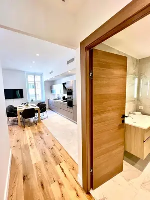 Télévision ou salle de divertissement dans l'établissement L'Elégance Rue d'Antibes - Palais & Plages - 200 m Croisette - Parking privé - Clim - Wifi