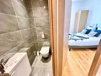 Salle de bains dans l'établissement L'Elégance Rue d'Antibes - Palais & Plages - 200 m Croisette - Parking privé - Clim - Wifi
