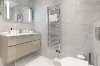 Salle de bains dans l'établissement L'Elégance Rue d'Antibes - Palais & Plages - 200 m Croisette - Parking privé - Clim - Wifi