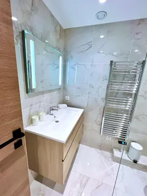 Salle de bains dans l'établissement L'Elégance Rue d'Antibes - Palais & Plages - 200 m Croisette - Parking privé - Clim - Wifi