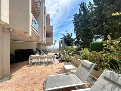 Balcon ou terrasse dans l'établissement Apartment La Palmeraie with terrace Golfe Juan