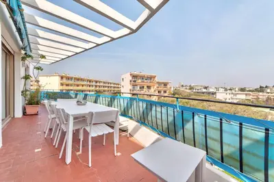 Balcon ou terrasse dans l'établissement La pinede Apartement equiped with air conditioning and a pool!