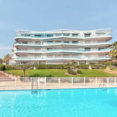 La pinede Apartement equiped with air conditioning and a pool!
