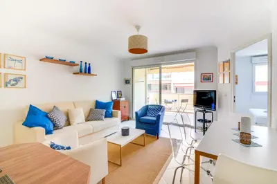 Télévision ou salle de divertissement dans l'établissement Parc RL Perfect 1 bedroom apartment next to beaches and shops
