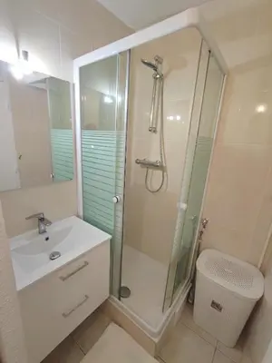 Salle de bains dans l'établissement 2 pièces proche plage + parking