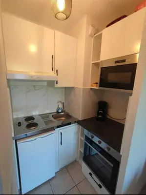 Cuisine ou kitchenette dans l'établissement 2 pièces proche plage + parking