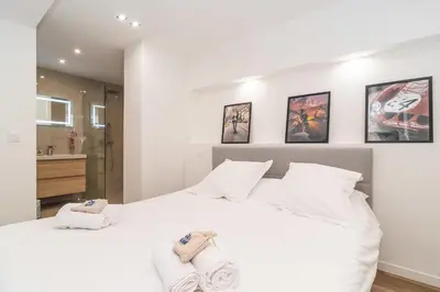 Un ou plusieurs lits dans un hébergement de l'établissement Heart of Cannes contemporary 2BR garden view Palais & Croisette 5 mn by Olam Properties