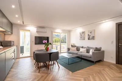 Coin salon dans l'établissement Heart of Cannes contemporary 2BR garden view Palais & Croisette 5 mn by Olam Properties