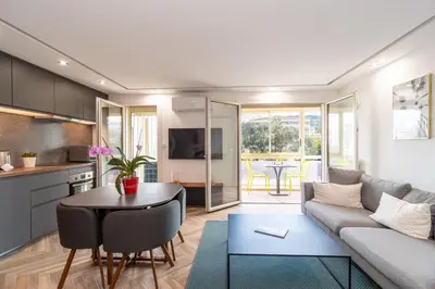 Coin salon dans l'établissement Heart of Cannes contemporary 2BR garden view Palais & Croisette 5 mn by Olam Properties
