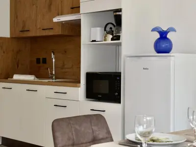 Cuisine ou kitchenette dans l'établissement Appartement RDC à Villeneuve-Loubet - 2 Pièces, 45m², 4 Couchages, Plage à 100m - FR-1-252A-113
