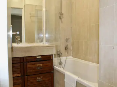 Salle de bains dans l'établissement Appartement RDC à Villeneuve-Loubet - 2 Pièces, 45m², 4 Couchages, Plage à 100m - FR-1-252A-113