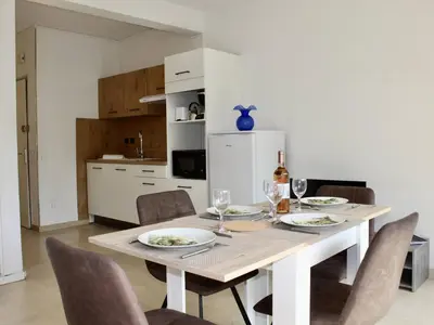 Cuisine ou kitchenette dans l'établissement Appartement RDC à Villeneuve-Loubet - 2 Pièces, 45m², 4 Couchages, Plage à 100m - FR-1-252A-113