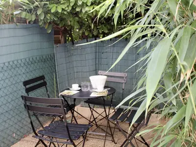 Jardin de l'établissement Appartement RDC à Villeneuve-Loubet - 2 Pièces, 45m², 4 Couchages, Plage à 100m - FR-1-252A-113