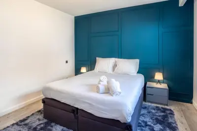 Un ou plusieurs lits dans un hébergement de l'établissement Villa modern Super-Cannes heated Pool, Parking, CLIM, 7 min to Cannes Beach