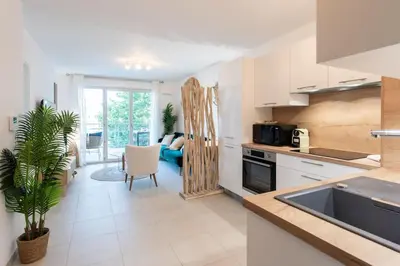 Cuisine ou kitchenette dans l'établissement A12 -Staywiz us - 1 BDR Centre Train Station 5 min Sea - AC, Parking & Terrace
