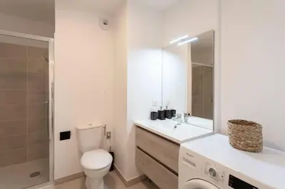 Salle de bains dans l'établissement A12 -Staywiz us - 1 BDR Centre Train Station 5 min Sea - AC, Parking & Terrace