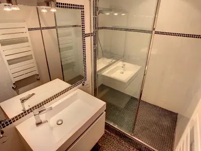 Salle de bains dans l'établissement Quality 1 bedroom rue du Canada 5 mins Croisette 208