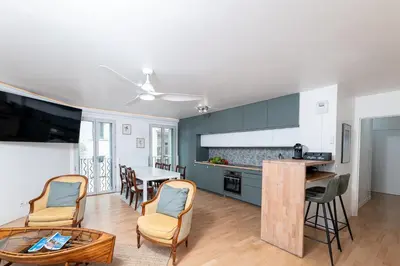 Cuisine ou kitchenette dans l'établissement Apartment Vieil Antibes 82 m2 with secured private parking 3 Rooms