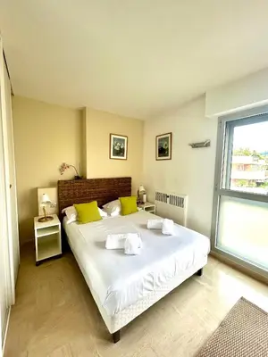 Un ou plusieurs lits dans un hébergement de l'établissement Appartement Alexandre lumineux avec superbe vue mer