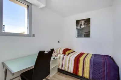Un ou plusieurs lits dans un hébergement de l'établissement Appartement Alexandre lumineux avec superbe vue mer
