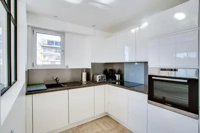 Cuisine ou kitchenette dans l'établissement Appartement Alexandre lumineux avec superbe vue mer