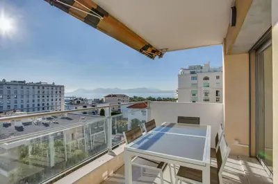 Balcon ou terrasse dans l'établissement Appartement Alexandre lumineux avec superbe vue mer