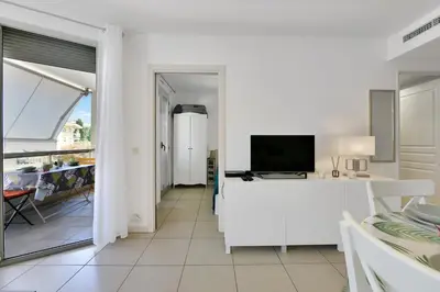 Télévision ou salle de divertissement dans l'établissement Eden Blue Wilson - Appt climatisé proche plage