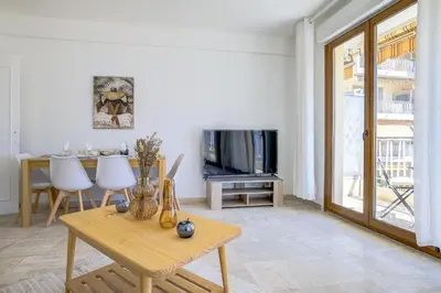 Télévision ou salle de divertissement dans l'établissement Sublime Two bedroom apartment with Terrace