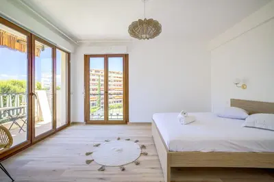 Un ou plusieurs lits dans un hébergement de l'établissement Sublime Two bedroom apartment with Terrace