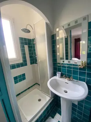 Salle de bains dans l'établissement Superb Villa, heated swimming pool, central location, secluded gardens