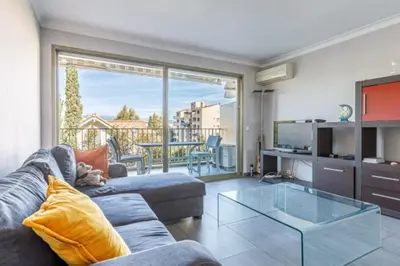 Coin salon dans l'établissement Tamanaco Beach 1-bedroom apartment with balcony sea view and pool