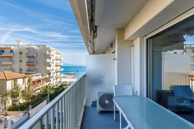 Balcon ou terrasse dans l'établissement Tamanaco Beach 1-bedroom apartment with balcony sea view and pool