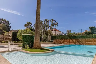 Piscine de l'établissement Tamanaco Beach 1-bedroom apartment with balcony sea view and pool ou située à proximité