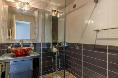 Salle de bains dans l'établissement Tamanaco Beach 1-bedroom apartment with balcony sea view and pool