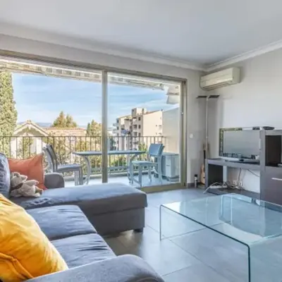 Tamanaco Beach 1-bedroom apartment with balcony sea view and pool