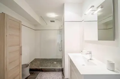 Salle de bains dans l'établissement Magnifique appartement T3 centre Cannes