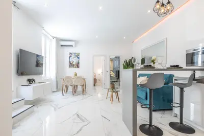 Cuisine ou kitchenette dans l'établissement LB Vacation Rentals I Renovated Apt Minutes from Beach - Palais - 30m2 Terrace
