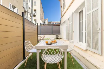 Balcon ou terrasse dans l'établissement LB Vacation Rentals I Renovated Apt Minutes from Beach - Palais - 30m2 Terrace